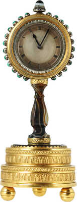 Часы на круглой позолоченной основе с агатовой вставкой. 